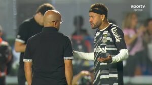 Neymar lamenta incômodo na coxa direita e detona campo do Santos: "Pior gramado que a Vila já teve"