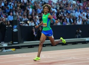 Alison dos Santos estreia nos Jogos Sul-Americanos batendo recorde da competição nos 400m