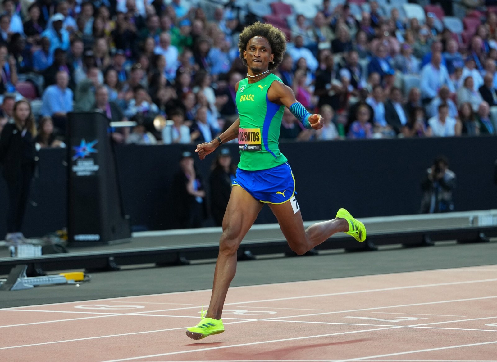 Alison dos Santos estreia nos Jogos Sul-Americanos batendo recorde da competição nos 400m