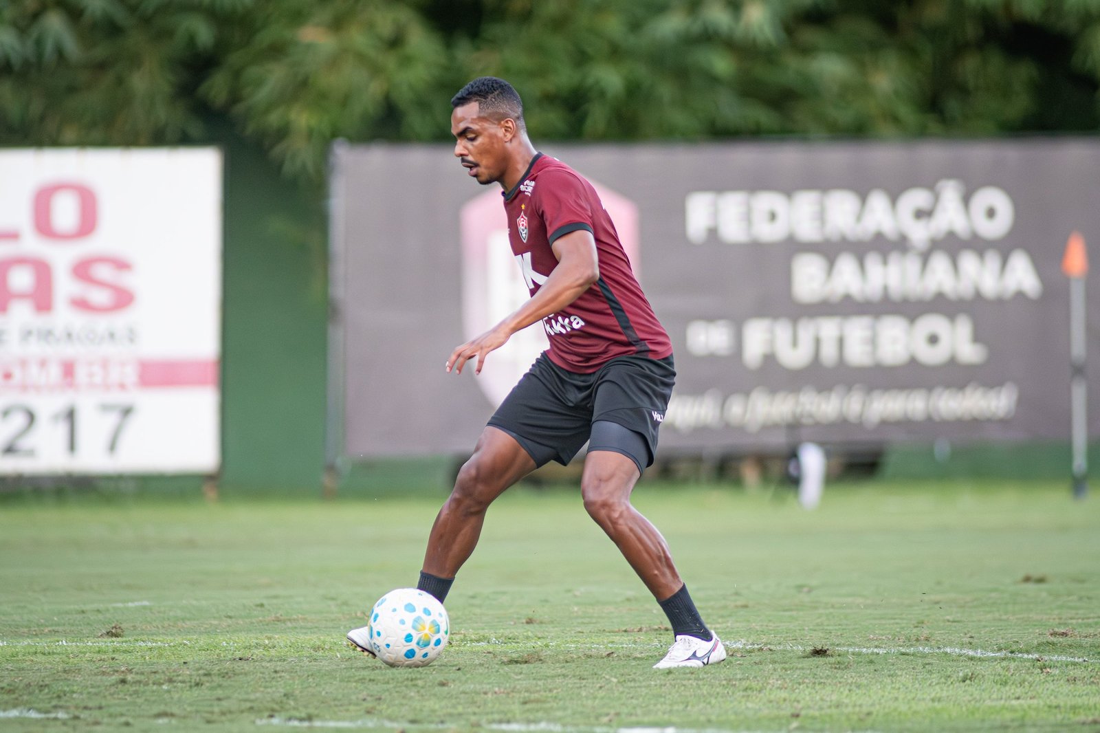 Volante do Vitória lembra desacerto com o Grêmio: "Melhor coisa que aconteceu"