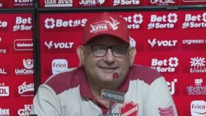 Guto Ferreira valoriza vitória magra que colocou o Vila Nova na liderança